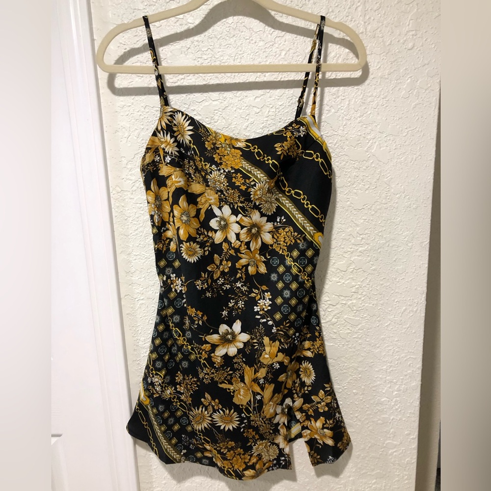 Princess Polly women’s size 4 mini dress with small slit in front.